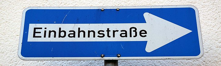 Schild mit der Aufschrift Einbahnstrasse